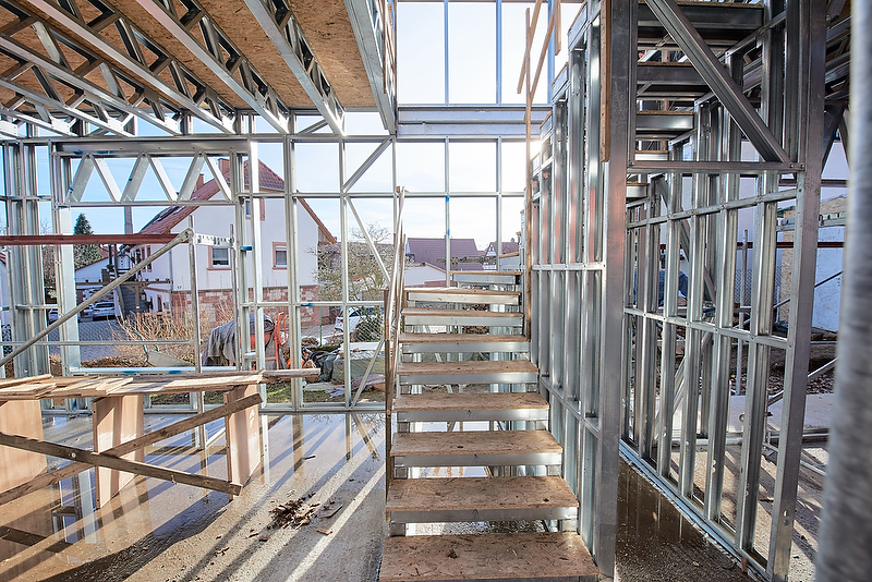 Stahlleichtbau Konstruktion — Innenansicht eines Rohbaus mit Stahlprofilen von SWD-HAUS in Deutschland